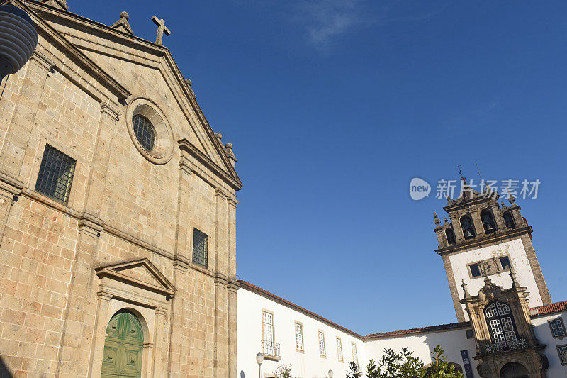 圣保罗教堂和 Nossa Senhora da Torre 教堂（左）。葡萄牙布拉加市的圣保罗广场。